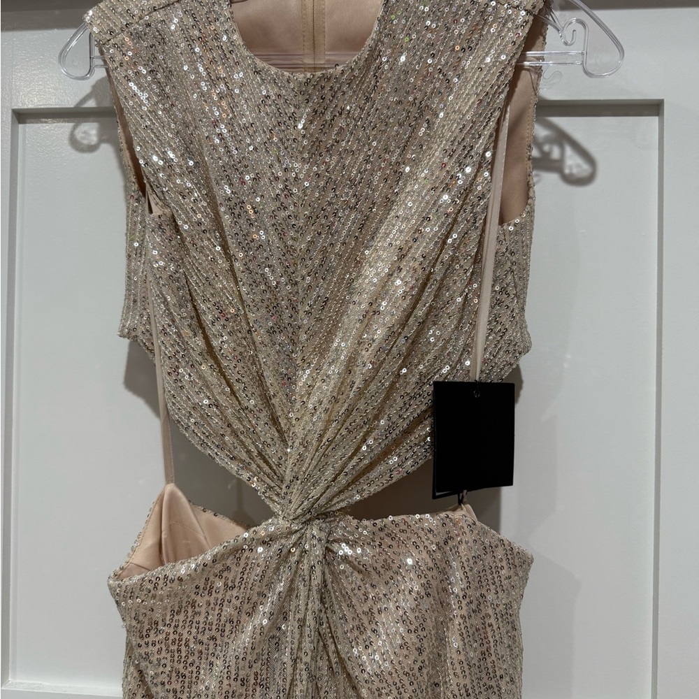 IEENA FOR MAC DUGGAL
Silver Sequin Front Twist Cut Out Sheath Dress.  Size 8 - Picture 5 of 12